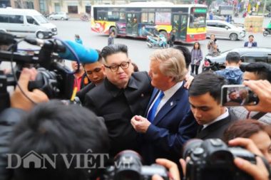 "ong donald trump, kim jong-un" bat ngo di dao tren pho ha noi hinh anh 2