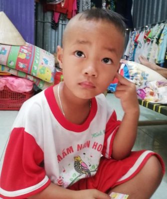 Cha náº±m liá»t giÆ°á»ng vÃ¬ tai náº¡n giao thÃ´ng, 2 con thÆ¡ má»t mÃ¹ tÆ°Æ¡ng lai - 8