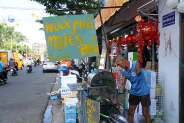 le hoi “co mot khong hai” o vn: chay ra duong “nan ni” khach uong nuoc mien phi hinh anh 10