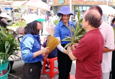 le hoi “co mot khong hai” o vn: chay ra duong “nan ni” khach uong nuoc mien phi hinh anh 13