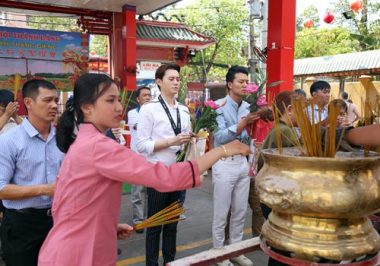 le hoi “co mot khong hai” o vn: chay ra duong “nan ni” khach uong nuoc mien phi hinh anh 14