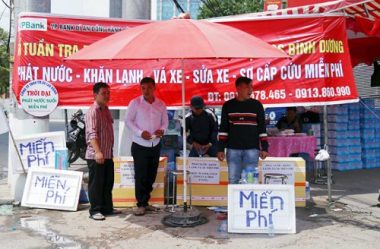 le hoi “co mot khong hai” o vn: chay ra duong “nan ni” khach uong nuoc mien phi hinh anh 2