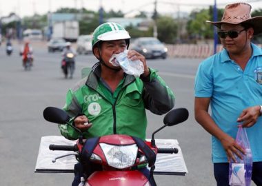 le hoi “co mot khong hai” o vn: chay ra duong “nan ni” khach uong nuoc mien phi hinh anh 4