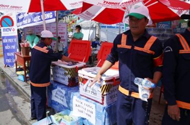 le hoi “co mot khong hai” o vn: chay ra duong “nan ni” khach uong nuoc mien phi hinh anh 5