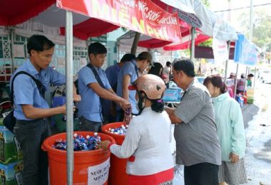 le hoi “co mot khong hai” o vn: chay ra duong “nan ni” khach uong nuoc mien phi hinh anh 6
