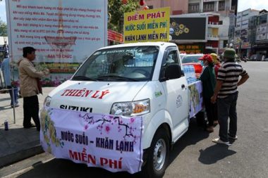 le hoi “co mot khong hai” o vn: chay ra duong “nan ni” khach uong nuoc mien phi hinh anh 7