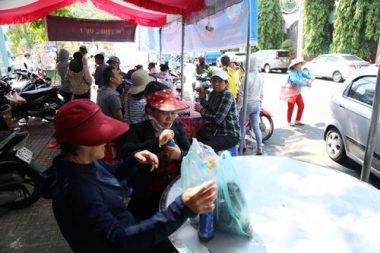 le hoi “co mot khong hai” o vn: chay ra duong “nan ni” khach uong nuoc mien phi hinh anh 9