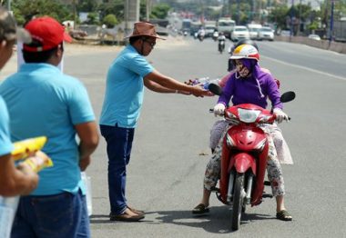 le hoi “co mot khong hai” o vn: chay ra duong “nan ni” khach uong nuoc mien phi hinh anh 11