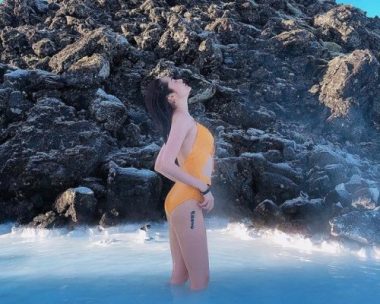 Ngay đầu năm, Bảo Anh có chuyến thăm thú Iceland. Mới đây, nữ ca sĩ đã đăng tải bức ảnh diện bikini tắm suối nước nóng khiến nhiều người phải trầm trồ bởi những đường cong nóng bỏng của cô. Ảnh: FBNV. 