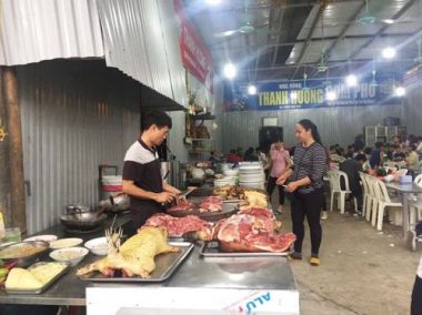le hoi chua huong van con thit thu tuoi song treo moc bay ban hinh anh 2