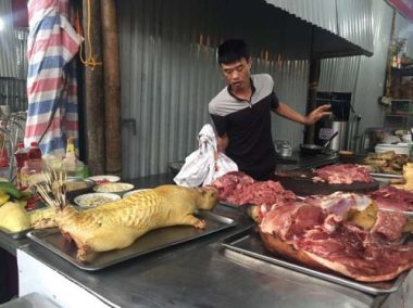 le hoi chua huong van con thit thu tuoi song treo moc bay ban hinh anh 3
