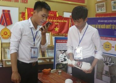 Hai nam sinh lá»p 12 cháº¿ táº¡o cÃ¡nh tay robot Äiá»u khiá»n báº±ng giá»ng nÃ³i - 4