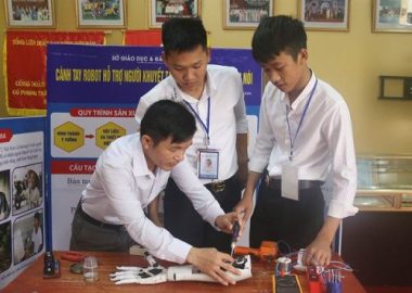 Hai nam sinh lá»p 12 cháº¿ táº¡o cÃ¡nh tay robot Äiá»u khiá»n báº±ng giá»ng nÃ³i - 2