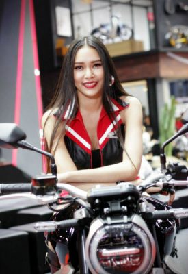 ngat ngay dan chan dai nong bong ben xe moi tai motor show 2019 hinh anh 11