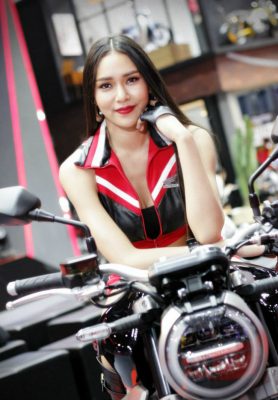 ngat ngay dan chan dai nong bong ben xe moi tai motor show 2019 hinh anh 12