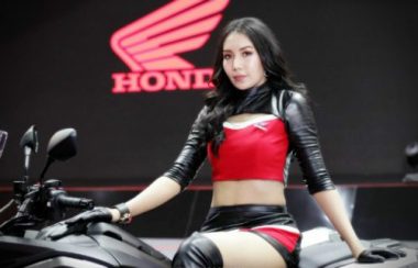 ngat ngay dan chan dai nong bong ben xe moi tai motor show 2019 hinh anh 16