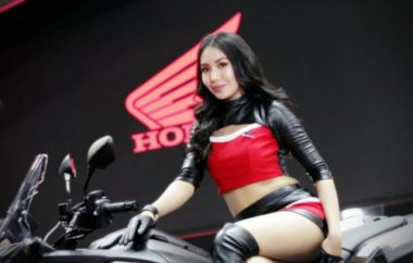 ngat ngay dan chan dai nong bong ben xe moi tai motor show 2019 hinh anh 17