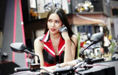 ngat ngay dan chan dai nong bong ben xe moi tai motor show 2019 hinh anh 2