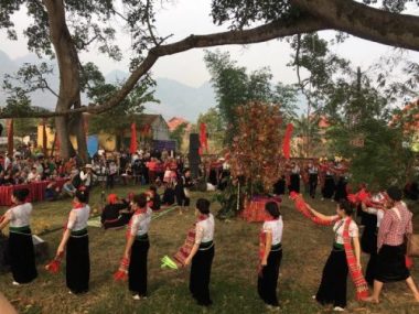moc chau (son la): dan nuom nuop di xem le hoi het cha hinh anh 4