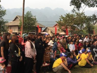 moc chau (son la): dan nuom nuop di xem le hoi het cha hinh anh 2