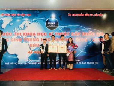 Hai nam sinh lá»p 12 cháº¿ táº¡o cÃ¡nh tay robot Äiá»u khiá»n báº±ng giá»ng nÃ³i - 5