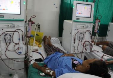 Máº¹ bá» suy tháº­n náº·ng váº«n khÃ³ nhá»c Äi bÃ¡n vÃ© sá» cáº§m cá»± nuÃ´i con Än há»c - 2