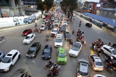 Hình ảnh bạt ngàn ô tô chiếm hết lòng đường trong giờ cao điểm ở Hà Nội - 4