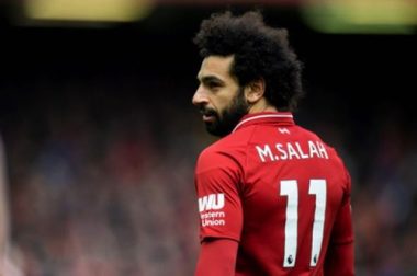 Mohamed Salah bá» máº¹ âdáº¡y báº£oâ vÃ¬ lá» áº£nh Ã´m áº¥p fan ná»¯ - 3