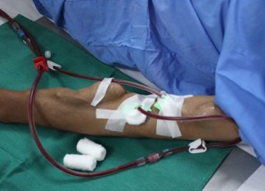 Máº¹ bá» suy tháº­n náº·ng váº«n khÃ³ nhá»c Äi bÃ¡n vÃ© sá» cáº§m cá»± nuÃ´i con Än há»c - 3