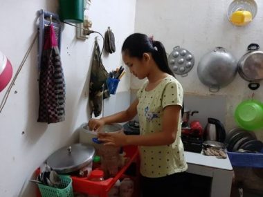 Máº¹ bá» suy tháº­n náº·ng váº«n khÃ³ nhá»c Äi bÃ¡n vÃ© sá» cáº§m cá»± nuÃ´i con Än há»c - 4