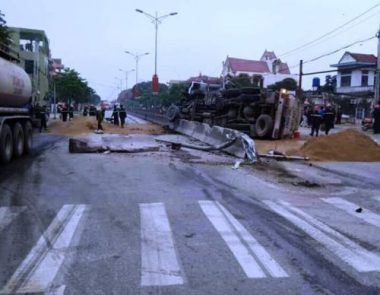 Táº¡i hiá»n trÆ°á»ng, hÃ ng nghÃ¬n lÃ­t xÄng trÃ n ra ÄÆ°á»ng, ngÆ°á»i dÃ¢n, lá»±c lÆ°á»£ng chá»©c nÄng pháº£i dÃ¹ng cÃ¡t Äá» chá»ng chÃ¡y.