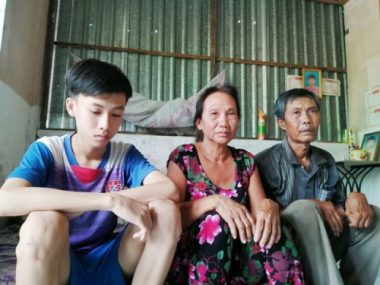 Äá»©a chÃ¡u hiáº¿u tháº£o má» cÃ´i máº¹ bá» há»c giá»¯a chá»«ng kiáº¿m tiá»n nuÃ´i Ã´ng vÃ  cáº­u bá» tai biáº¿n - 12