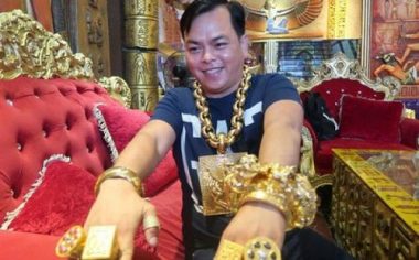 cong an dang kham xet nha phuc “xo” - nguoi deo vang nhieu nhat vn hinh anh 2