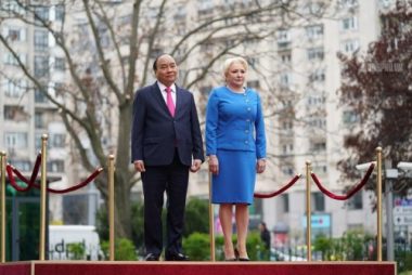 le don trong the thu tuong tham romania hinh anh 2