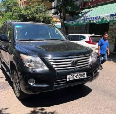 chua the cong bo nong do con lai xe lexus dam vao dam tang hinh anh 3