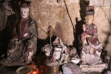 CÃ¡m cáº£nh ngÃ´i chÃ¹a 300 tuá»i dá»t nÃ¡t, tÆ°á»£ng ná»©t vá»¡ á» HÃ  Ná»i - 2