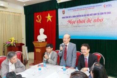 XÃºc Äá»ng cÃ¢u chuyá»n cá»§a nhá»¯ng giÃ¡o viÃªn Äi dáº¡y tiáº¿ng Viá»t á» CÄm- pu- chia - 3