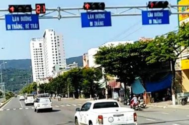 doan oto bien so ha noi ngang nhien vuot den do tai giao lo o da nang hinh anh 1