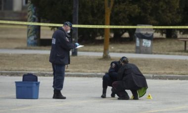 Nổ súng rúng động trung tâm giải trí đông người ở Canada