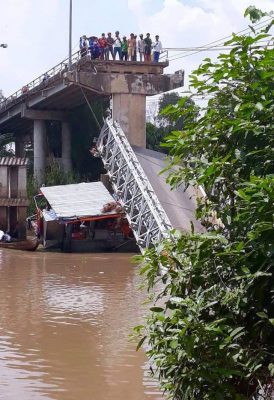 Cáº§u bÃª tÃ´ng gÃ£y ÄÃ´i, xe táº£i 20 táº¥n rÆ¡i xuá»ng lÃ²ng sÃ´ng - 2