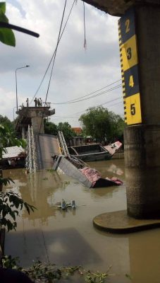 Cáº§u bÃª tÃ´ng gÃ£y ÄÃ´i, xe táº£i 20 táº¥n rÆ¡i xuá»ng lÃ²ng sÃ´ng - 1