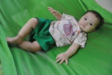 Bá» máº¹ táº­t nguyá»n Ã´m con 8 thÃ¡ng tuá»i bá» teo máº­t cáº§u xin sá»± sá»ng lÃ m xÃ£ há»i rung Äá»ng - 5