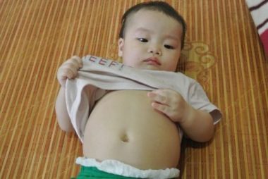 Bá» máº¹ táº­t nguyá»n Ã´m con 8 thÃ¡ng tuá»i bá» teo máº­t cáº§u xin sá»± sá»ng lÃ m xÃ£ há»i rung Äá»ng - 4