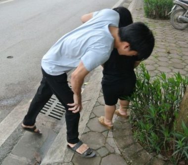 Bá» máº¹ táº­t nguyá»n Ã´m con 8 thÃ¡ng tuá»i bá» teo máº­t cáº§u xin sá»± sá»ng lÃ m xÃ£ há»i rung Äá»ng - 10