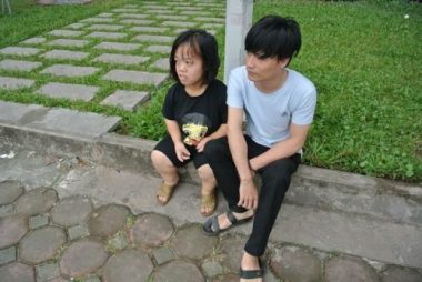 Bá» máº¹ táº­t nguyá»n Ã´m con 8 thÃ¡ng tuá»i bá» teo máº­t cáº§u xin sá»± sá»ng lÃ m xÃ£ há»i rung Äá»ng - 2
