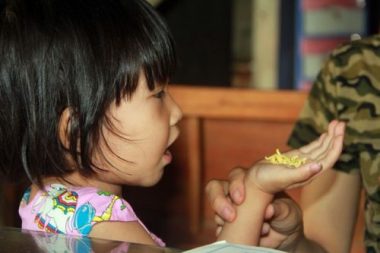 Tuá»i thÆ¡ khÃ´ng lÃ nh láº·n cá»§a 2 bÃ© miá»n quÃª nghÃ¨o HÃ  tÄ©nh, nguy cÆ¡ mÃ¹ vÄ©nh viá»n - 2