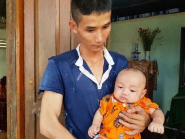 XÃ³t xa 2 bÃ© trai sinh ÄÃ´i hÆ¡n 5 thÃ¡ng tuá»i bá» Äá»§ thá»© bá»nh hÃ nh háº¡ - 2