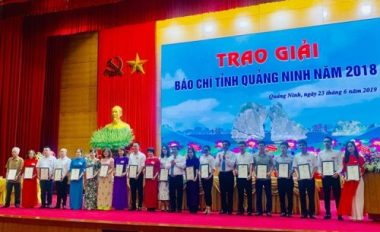 tinh quang ninh, yen bai tang bang khen cho phong vien bao dan viet hinh anh 2