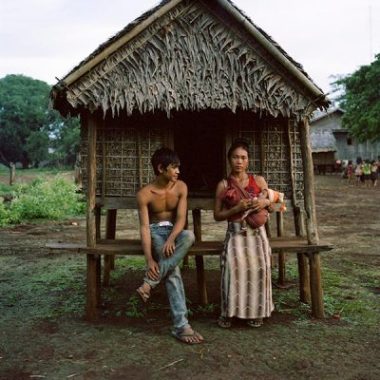 cha me dung leu cho con gai o rieng, thoai mai tinh duc voi dan ong truoc khi lay chong hinh anh 2