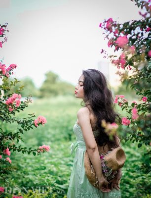 anh: thieu nu e ap ben sac hong hoa tuong vi hinh anh 6